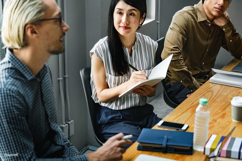 Profesionales en una reunión en el trabajo