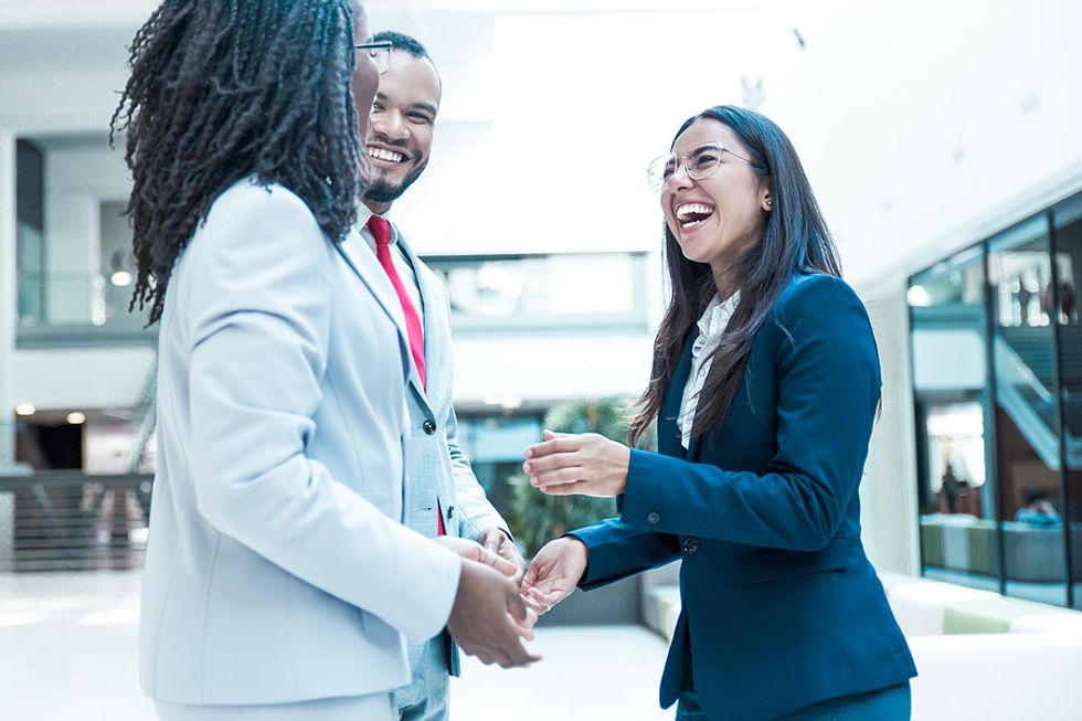 Profesionales sonríen en un evento de networking