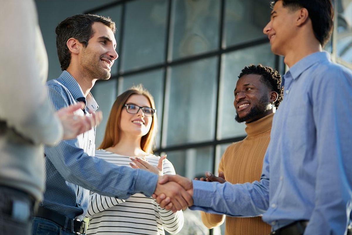 Professionals with good business etiquette shake hands