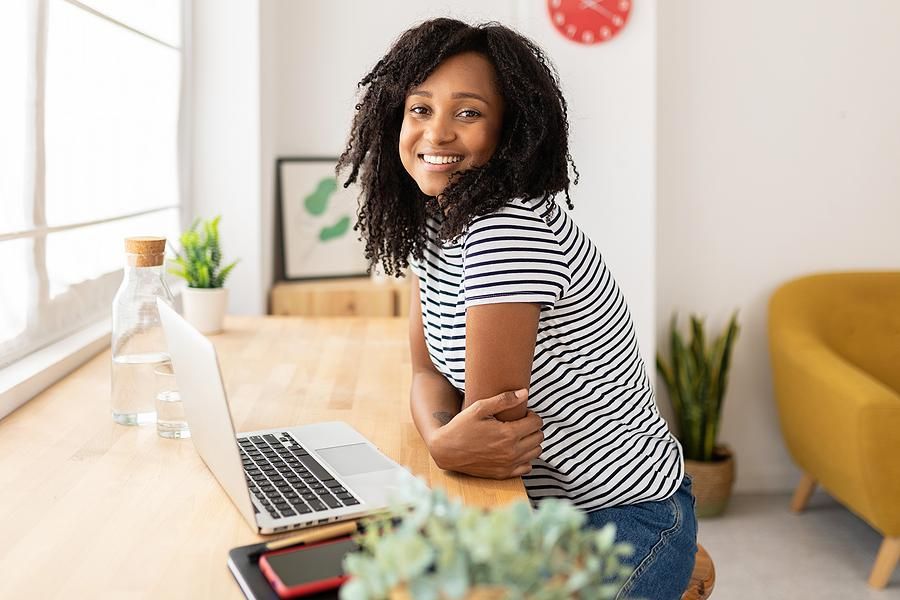 Recent college grad on laptop quantifies her accomplishments