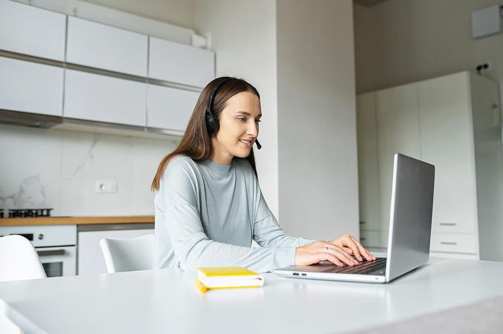 Recent college grad works remotely for an entry-level job