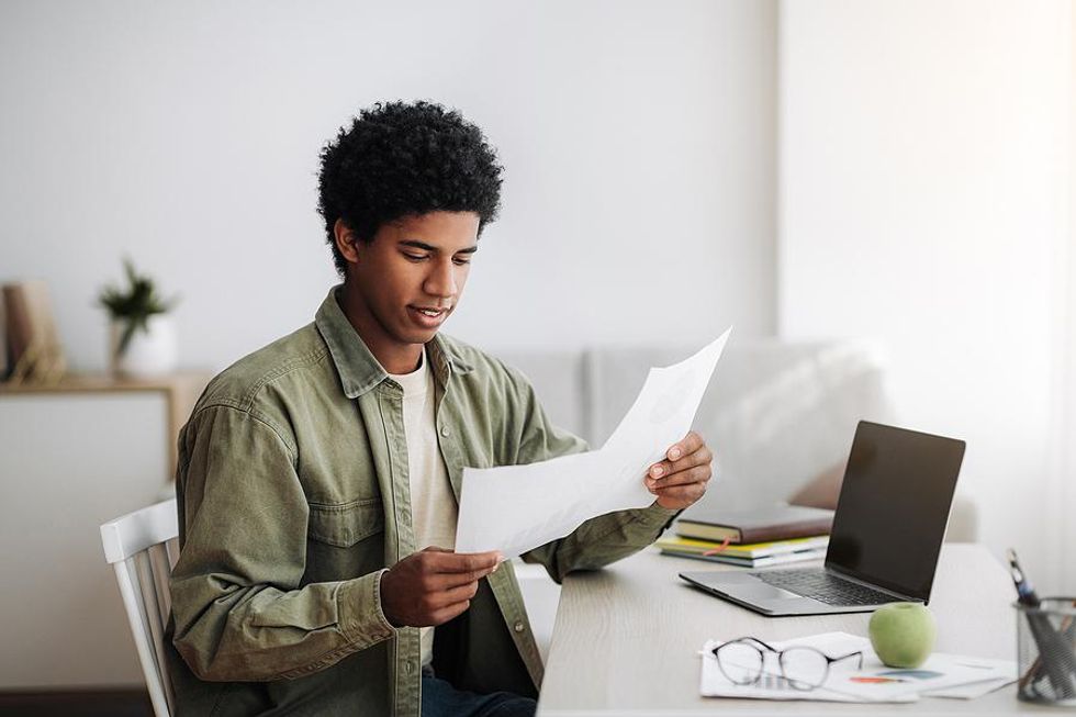 Recent college grad works remotely for an entry-level job