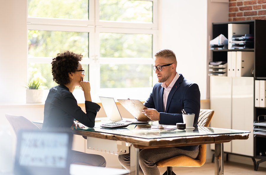 Recruiter interviews a job candidate during the summer