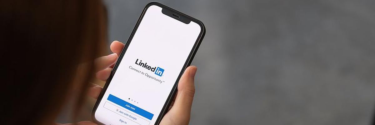 Recruiter logs in to LinkedIn