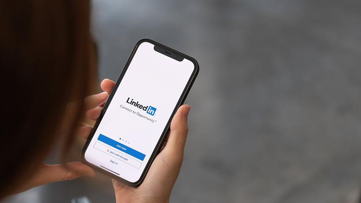 Recruiter logs in to LinkedIn