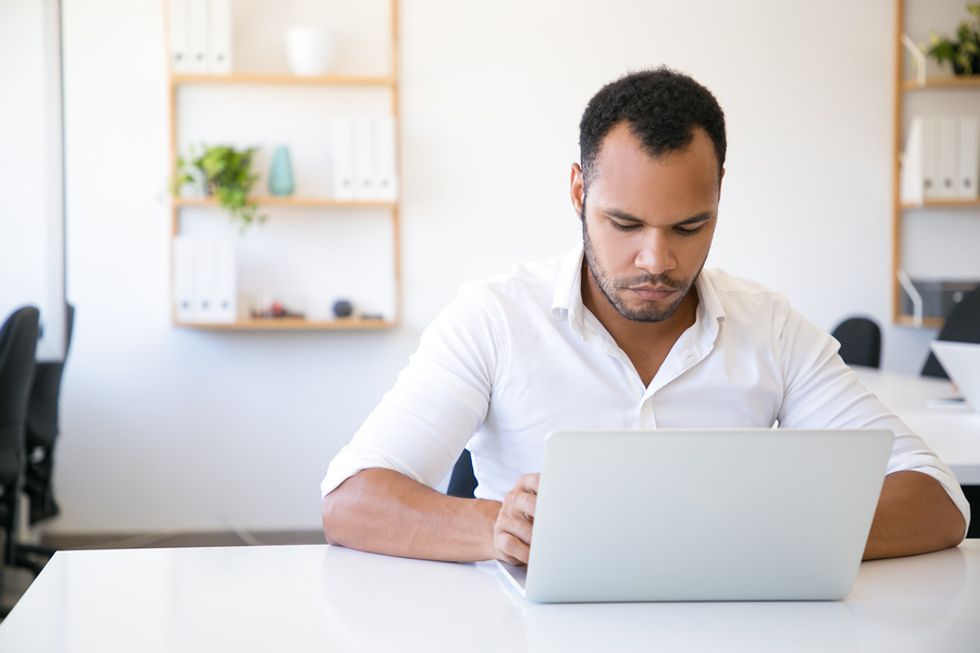 Reclutador en laptop buscando buenos candidatos para la vacante