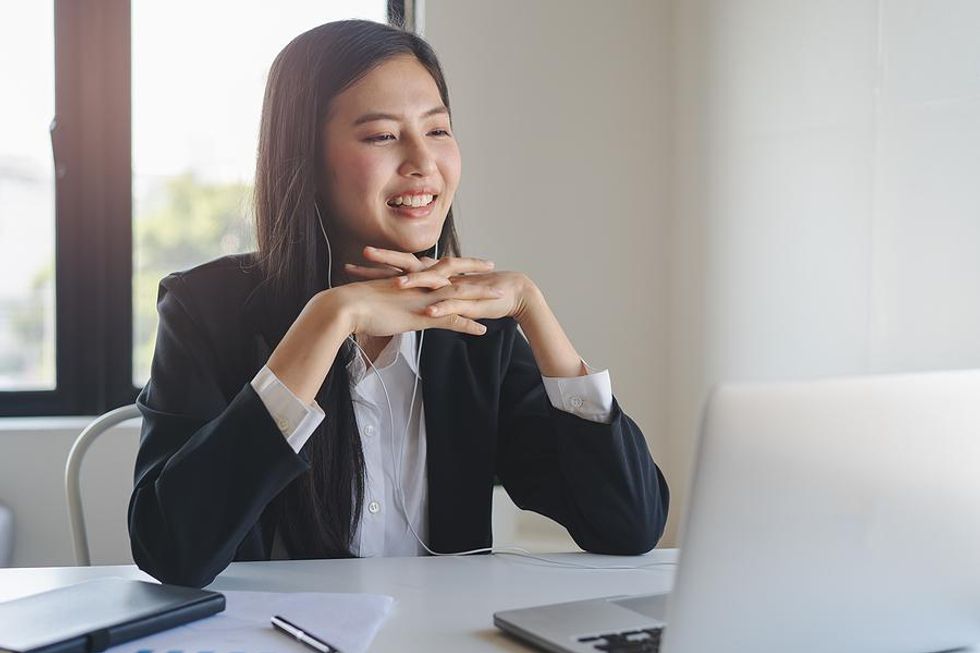 Recruiter talks to her clients about finding job candidates