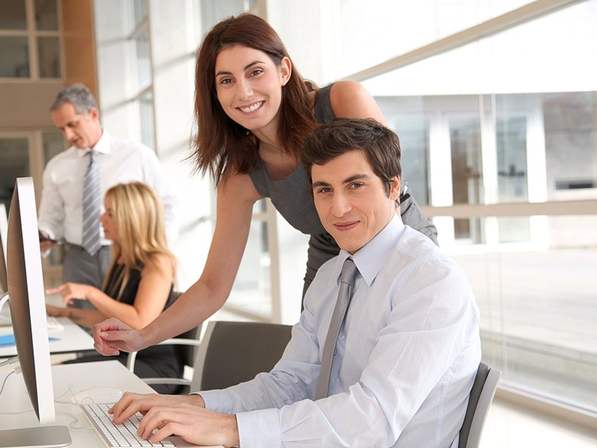 Sales manager shows a new sales rep a better methodology at work