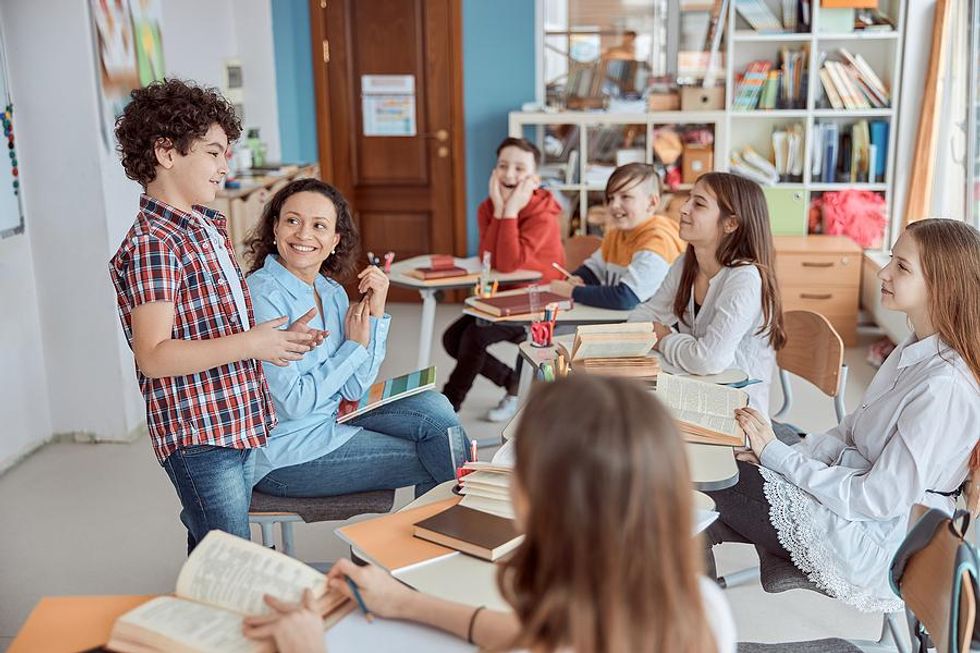 L'enseignante augmente l'engagement des élèves dans sa classe