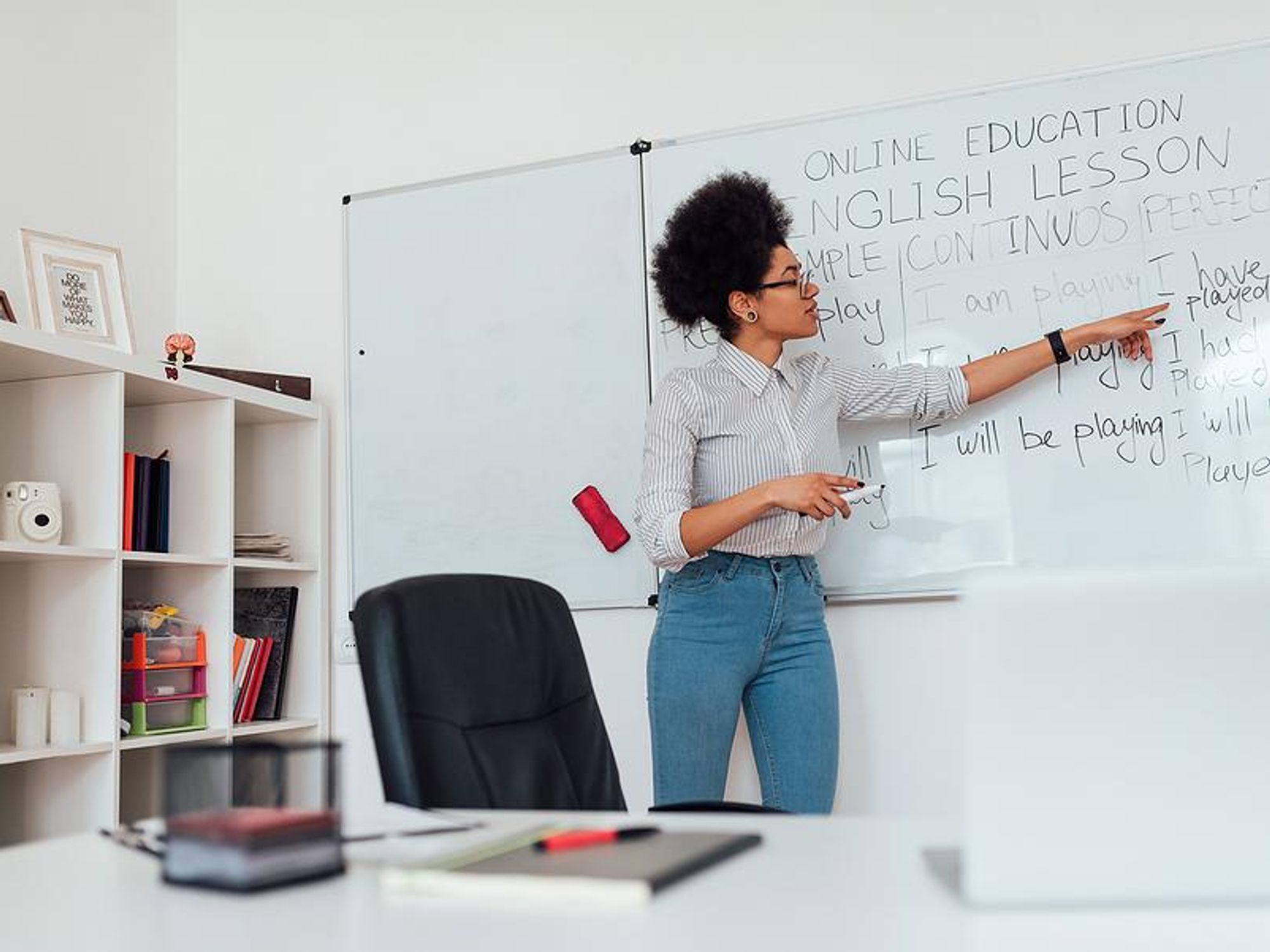 Teacher teaches her students vocabulary during class