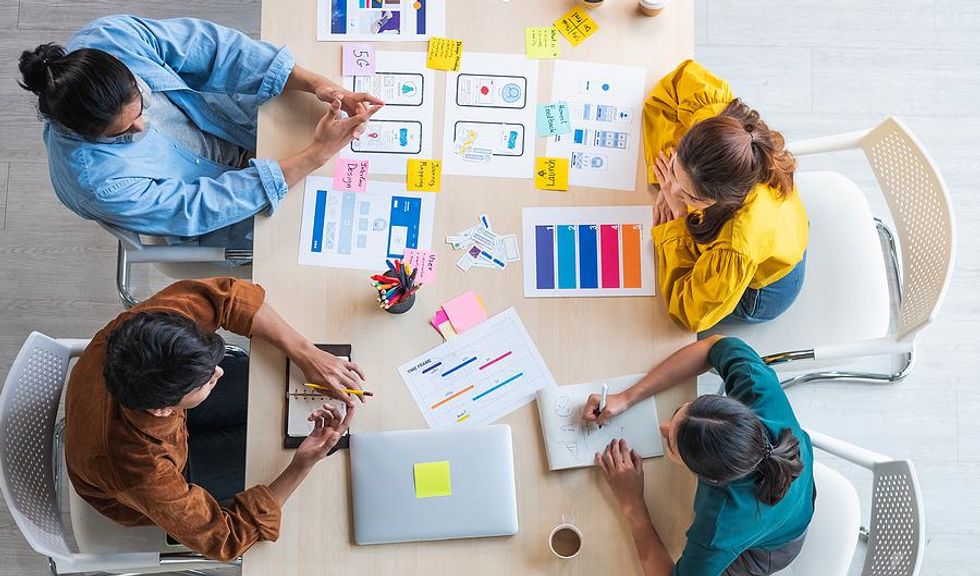 Tim bertemu untuk sesi brainstorming