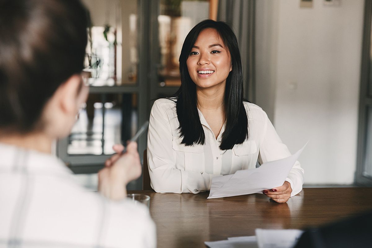 Woman explains her ROI on a resume during a job interview