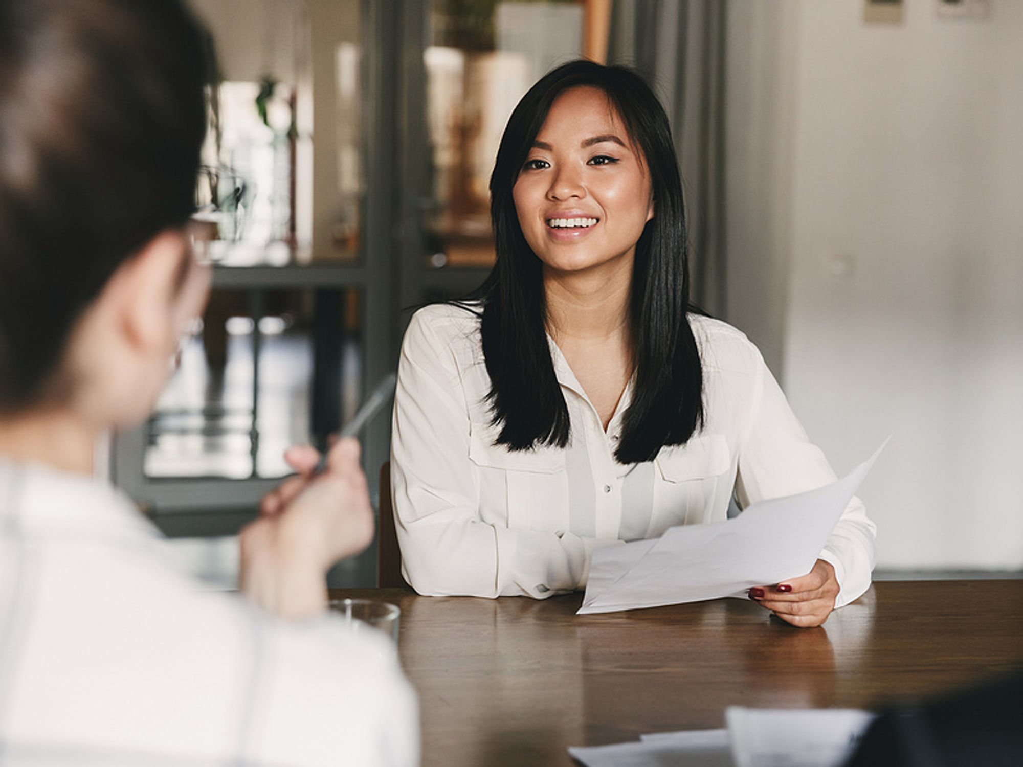 Woman explains her ROI on a resume during a job interview
