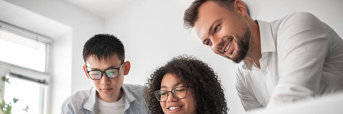 Woman explains something to her coworkers