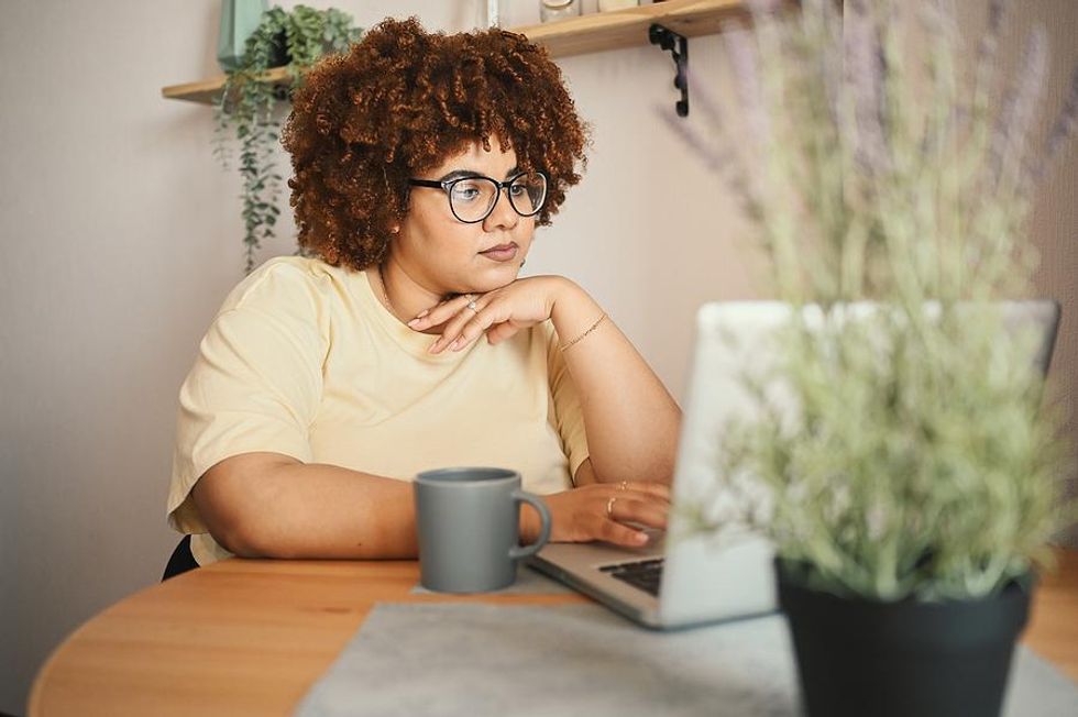 La mujer completa su perfil de LinkedIn