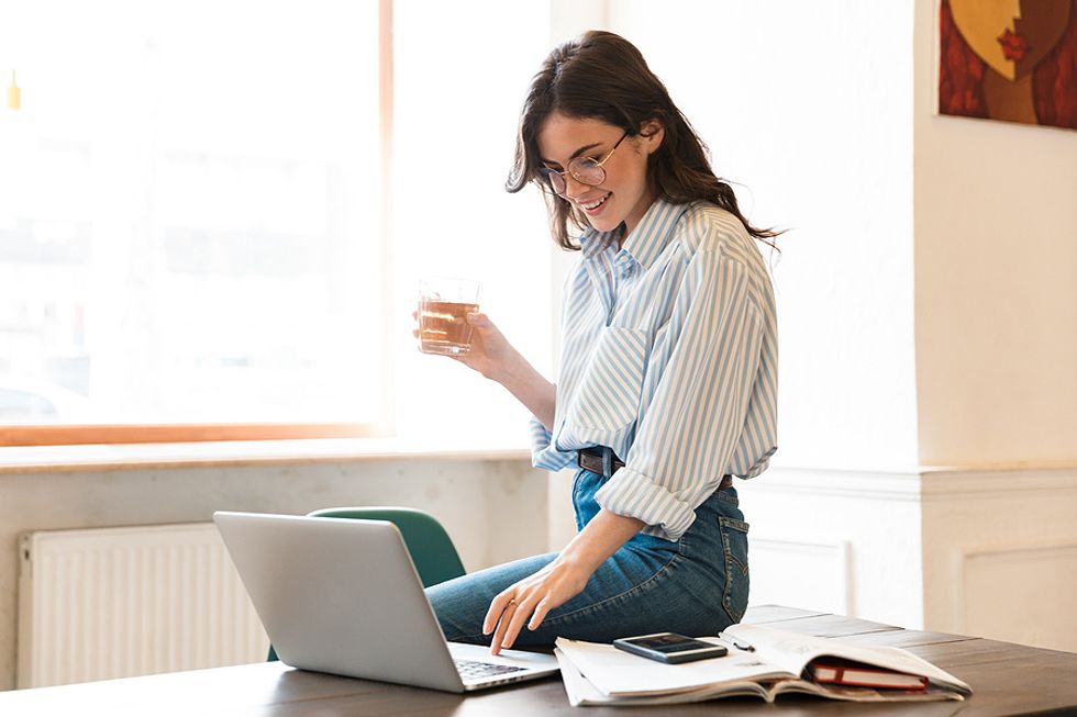 Une femme trouve le nom d'un responsable du recrutement lors de sa recherche d'emploi