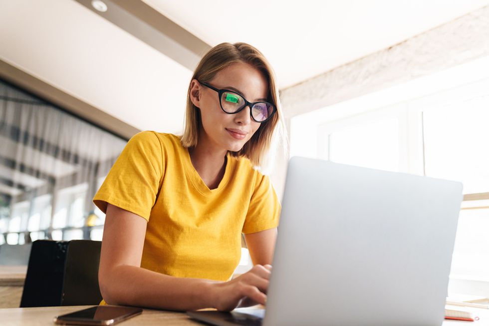 Une femme espère conserver son emploi pendant la récession