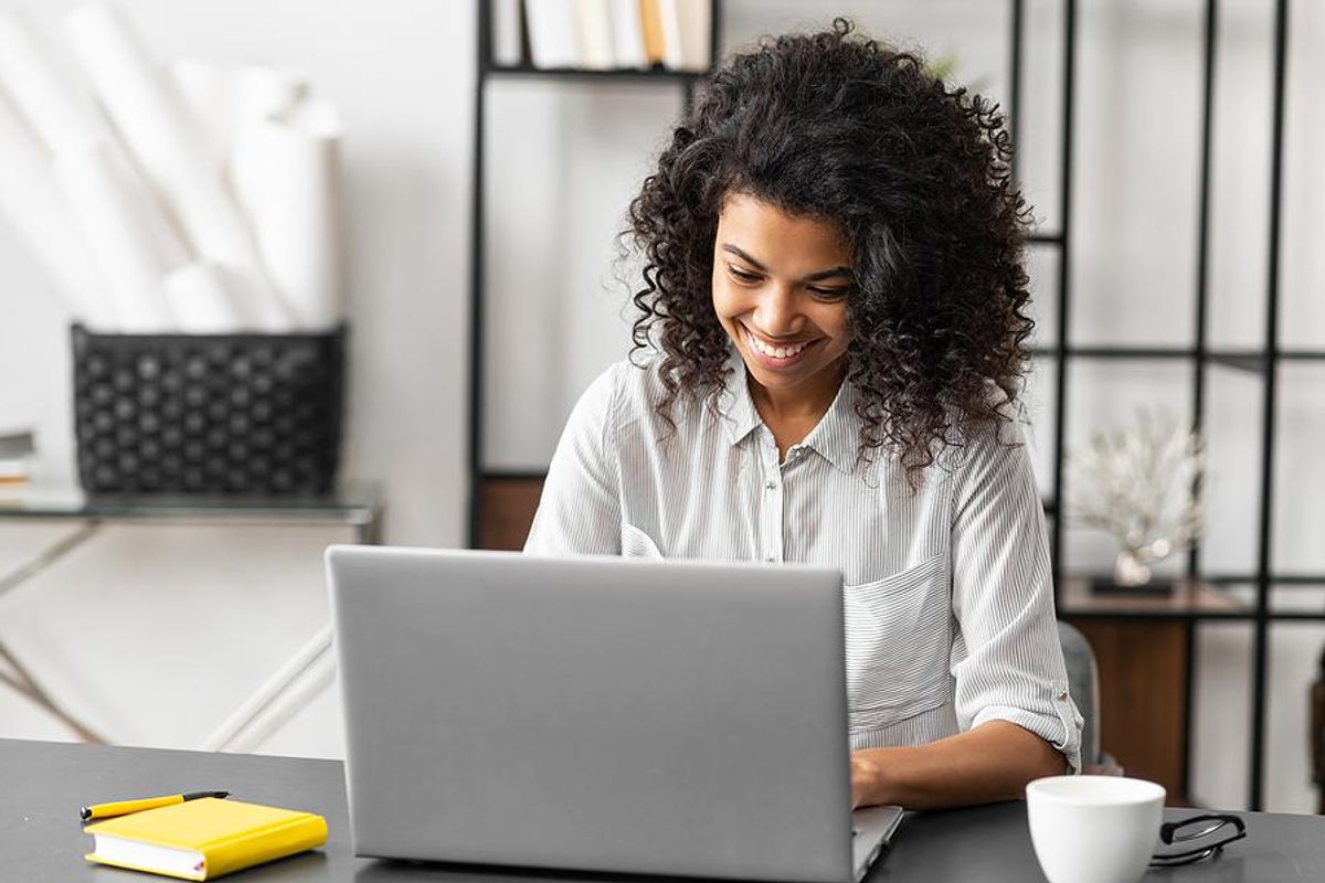 Woman messages a new contact after connecting on LinkedIn