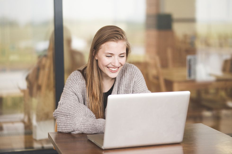 La mujer en la computadora portátil formatea correctamente su currículum para un puesto de trabajo