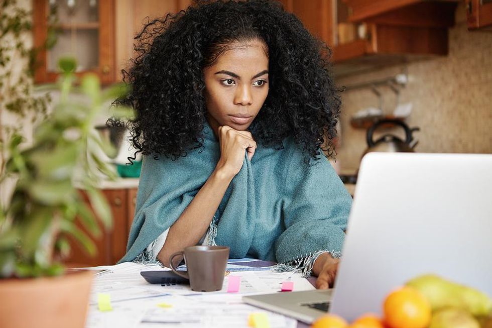 Femme sur ordinateur portable fait le suivi après un entretien d'embauche