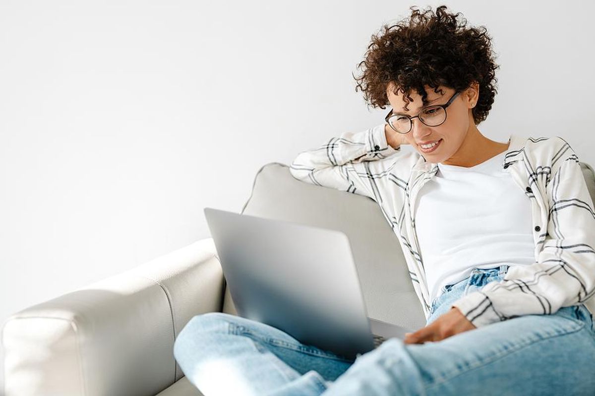 Woman on laptop starts a conversation with a new LinkedIn connection