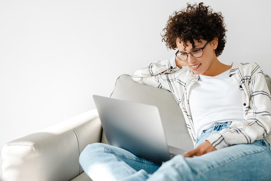 Woman on laptop starts a conversation with a new LinkedIn connection