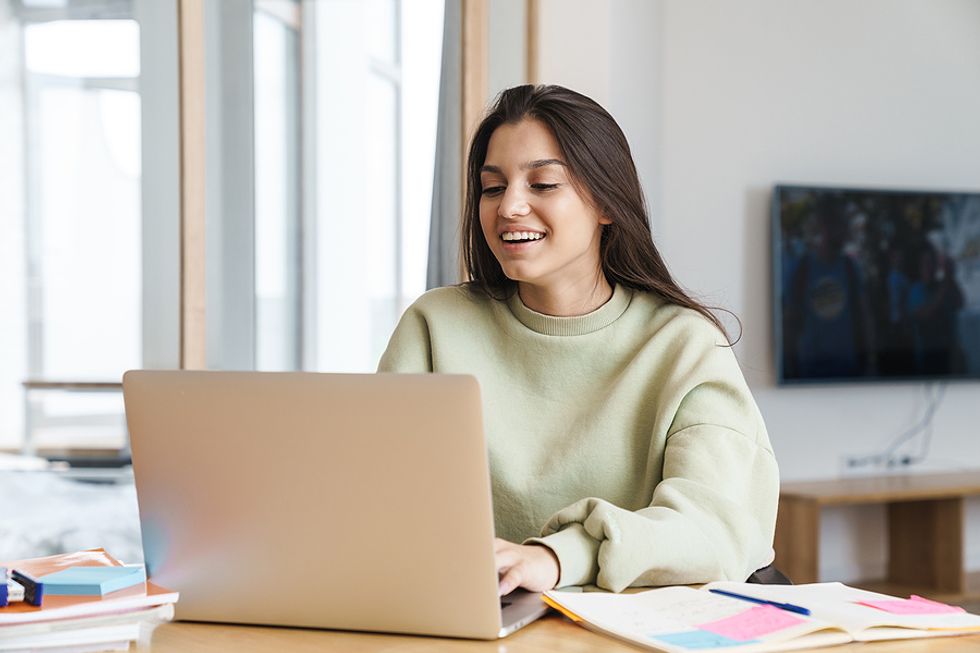 Woman on laptop writes a connection invitation on LinkedIn