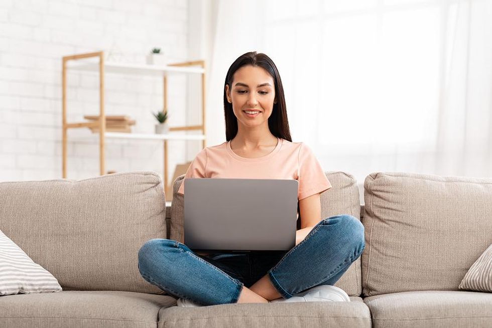 Wanita di laptop menulis bagian terpenting dari resumenya