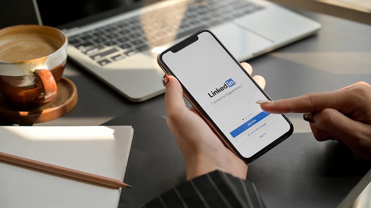 Woman signs in to LinkedIn