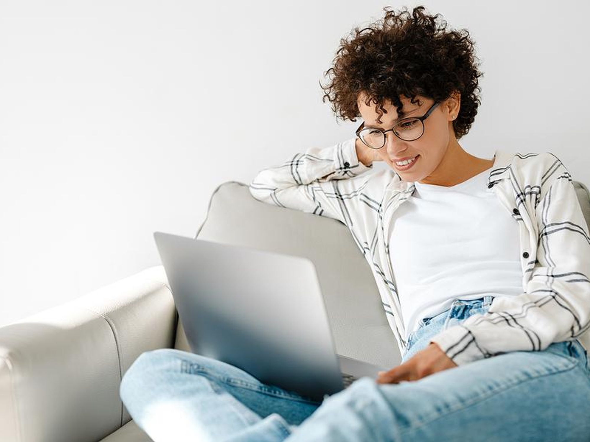 Woman starts a conversation with a new LinkedIn connection