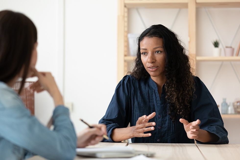 Una mujer cuenta una historia durante su entrevista de trabajo