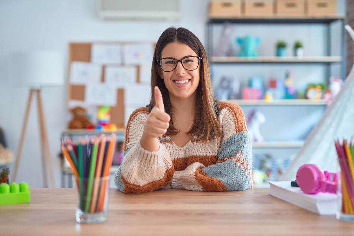 Woman uses the KonMari method to organize her desk at work
