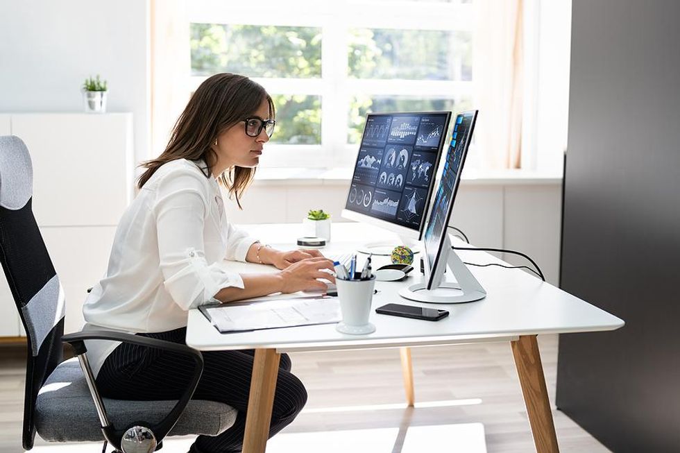 La femme travaille un travail d'analyse de données