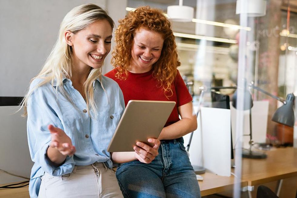 Les femmes parlent à un collègue distant au bureau