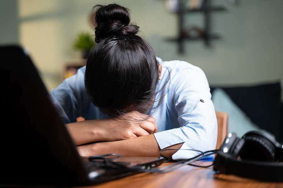 Young professional experiences burnout at work
